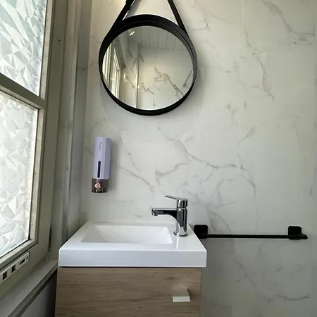 Petit Rénové En Centre - Apt8 *